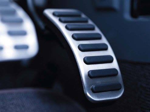 Jedziemy autostradą z prędkością 130 km/h, jazda się dłuży, nagle zacina się pedał gazu. Co zrobić w…