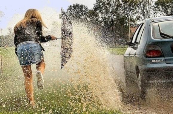 Gdy na drogach mokro przypominamy, by wyostrzyć czujność i uważać. Szczególnie przed kałużą,…