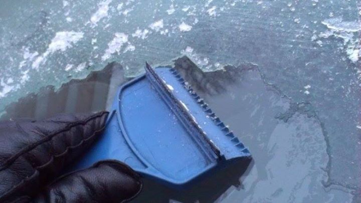 Kierowcy często dziwią się, że przyczyną porysowanej szyby może być niewłaściwe odśnieżanie. Radzimy…
