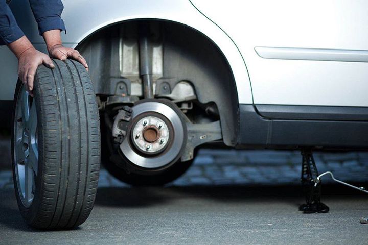 Kiedy zmienić opony na letnie? Wiosną pogoda jest bardzo zmienna, ale kiedy średnia temperatura…
