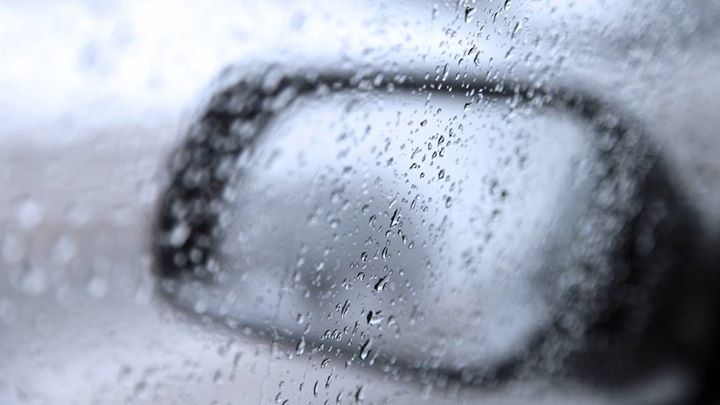 Pokryte rosą okna o poranku czy para z rury wydechowej to wynik różnicy temperatur w okresie…
