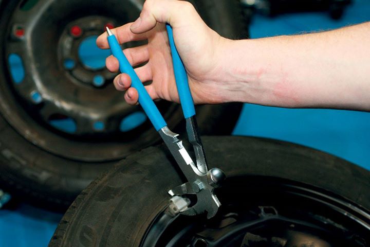 Przestrzegaliśmy Was, aby przy okazji wymiany opon zwrócić uwagę, jakich odważników mechanik używa…