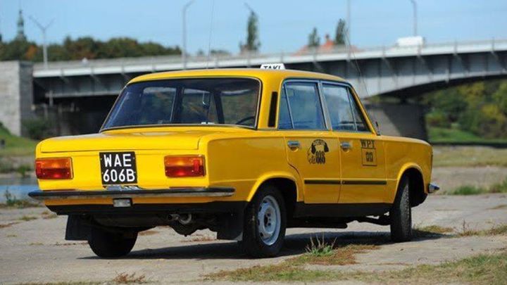 PRL jeszcze mocno siedzi w kierowcachŻółte TAXI 1313 poszło pod młotek w jednej z kultowych scen…