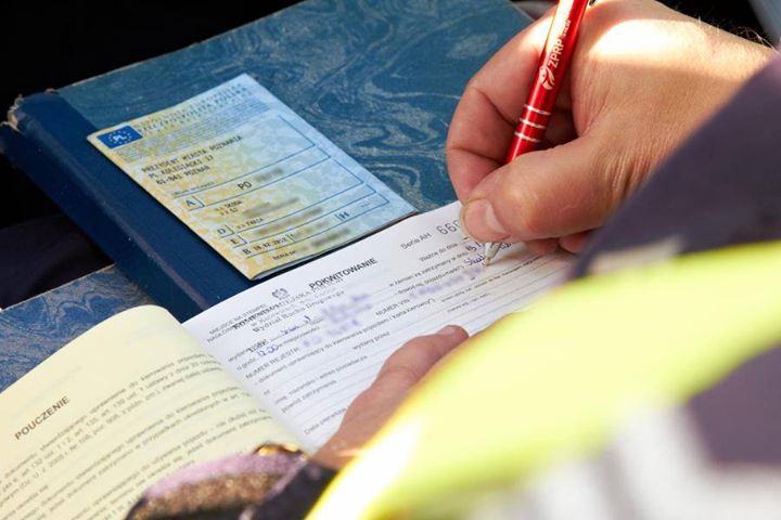 Co w sytuacji stłuczki na drodze, kiedy kierowcy będą chcieli się dogadać❓Jeśli zapomnicie dowodu…